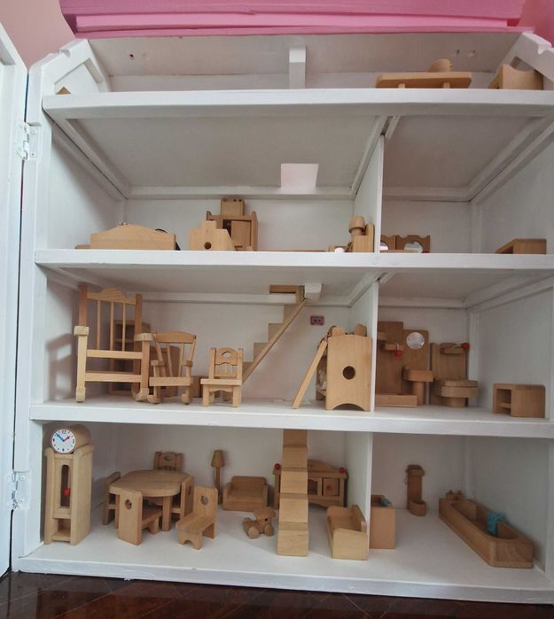 Casinha de bonecas em madeira
