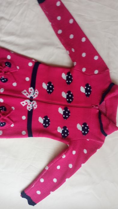 Кофта яркая с клубничками