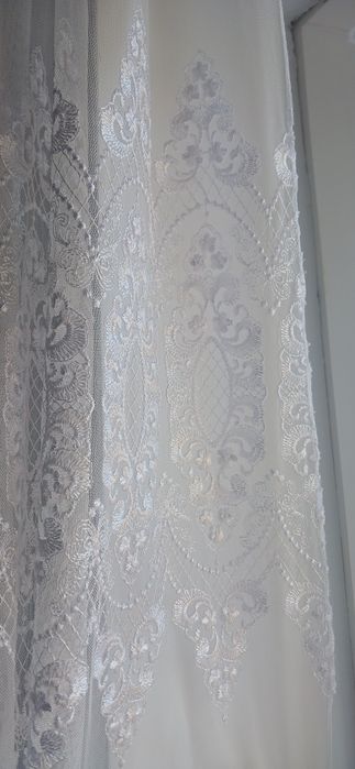 Тюль кольору айворі та біла з вирізом на балкон