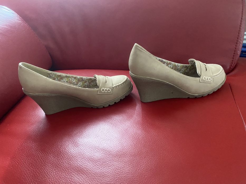 Beżowe, nowe czółenka na koturnie Coco Perla, 38