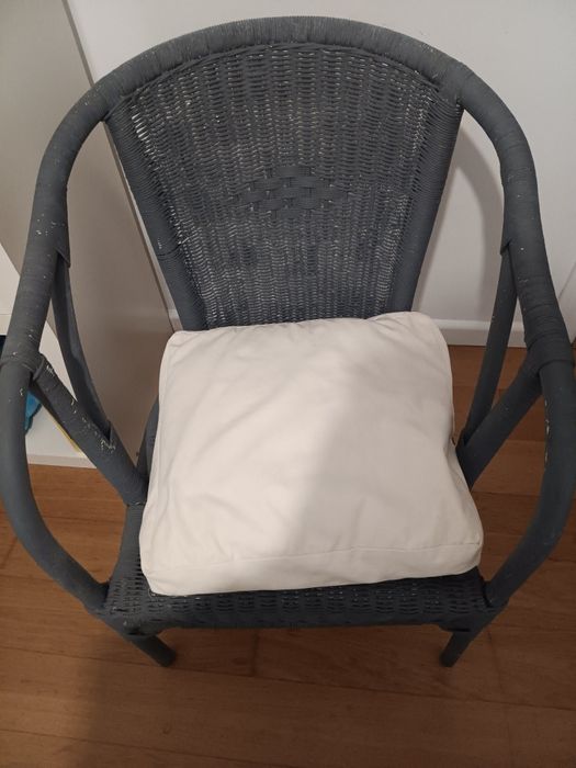 Cadeira em verga pintada com almofada