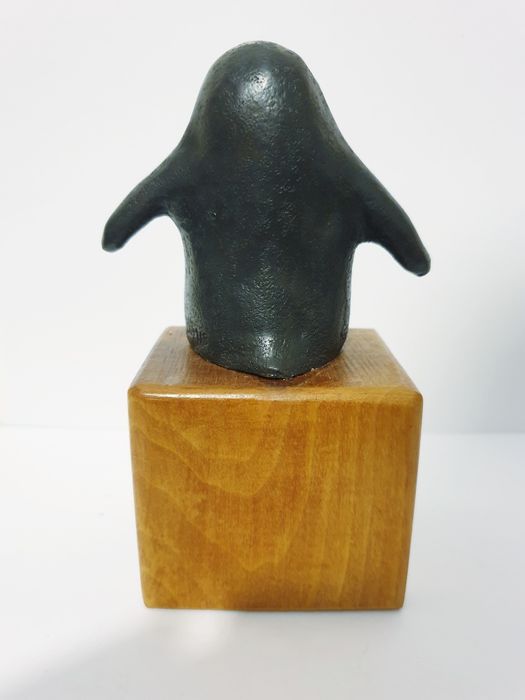 Magnifica escultura de um pinguim em bronze assinada