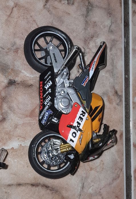 Motas miniatura e bicicletas