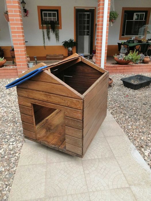 casota de cão em madeira
