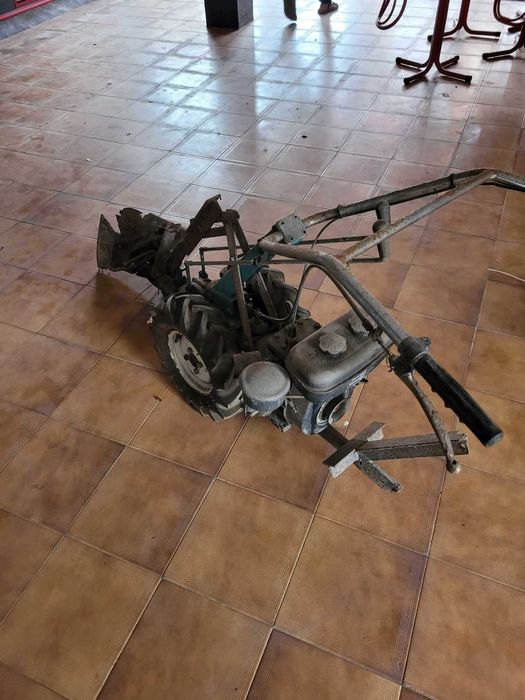 Pequeno trator de mão de combustão