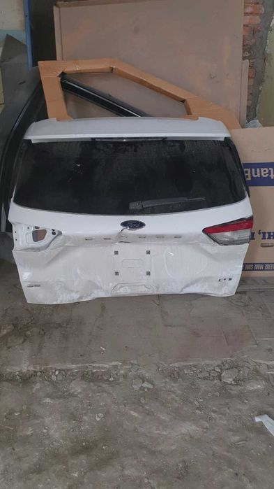 Ford escape 2021 заднє скло, ляда під відновлення.