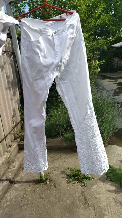 Джинсы белые с кружевом и стразами.  29 размер