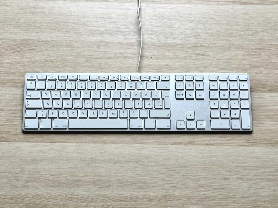 Apple Magic Keyboard A1243 USB – QWERTY – W pełni sprawna