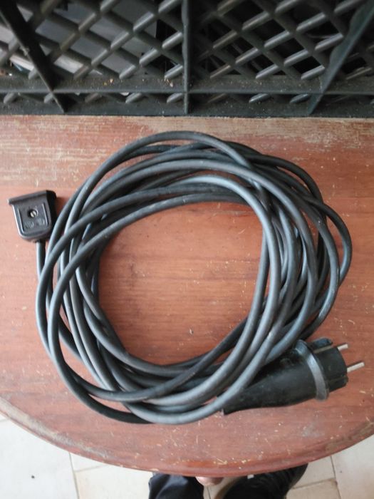 Extensão antiga em bom estado. A funcionar bem 5€