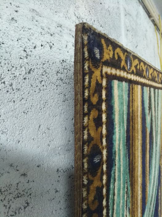 Precioso quadro clássico em veludo que representa cenas de "AS MIL E U