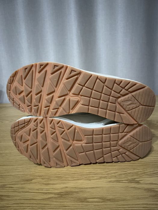 Це світлі повсякденні кросівки Skechers Los Angeles .