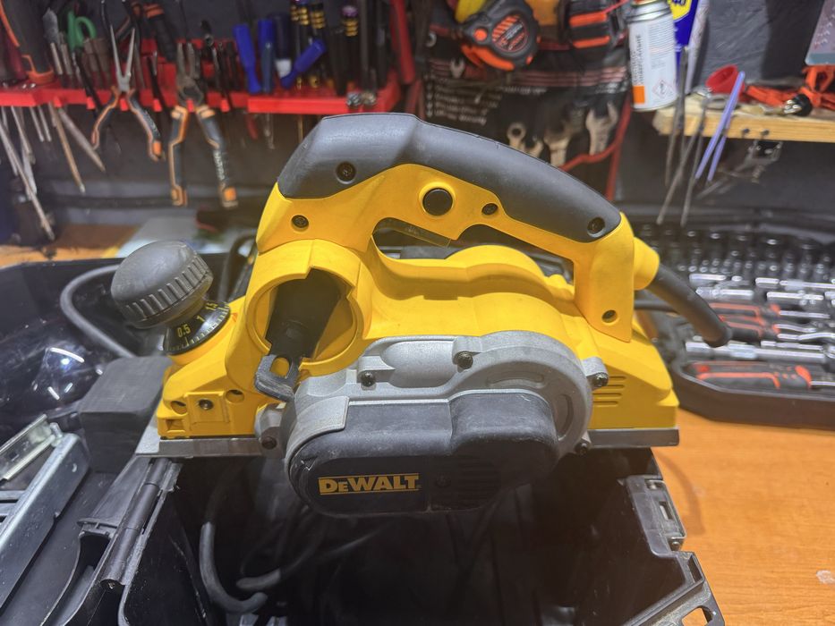 Рубанок профессиональный DeWalt D26500K (Германия) + кейс, упор и комплект