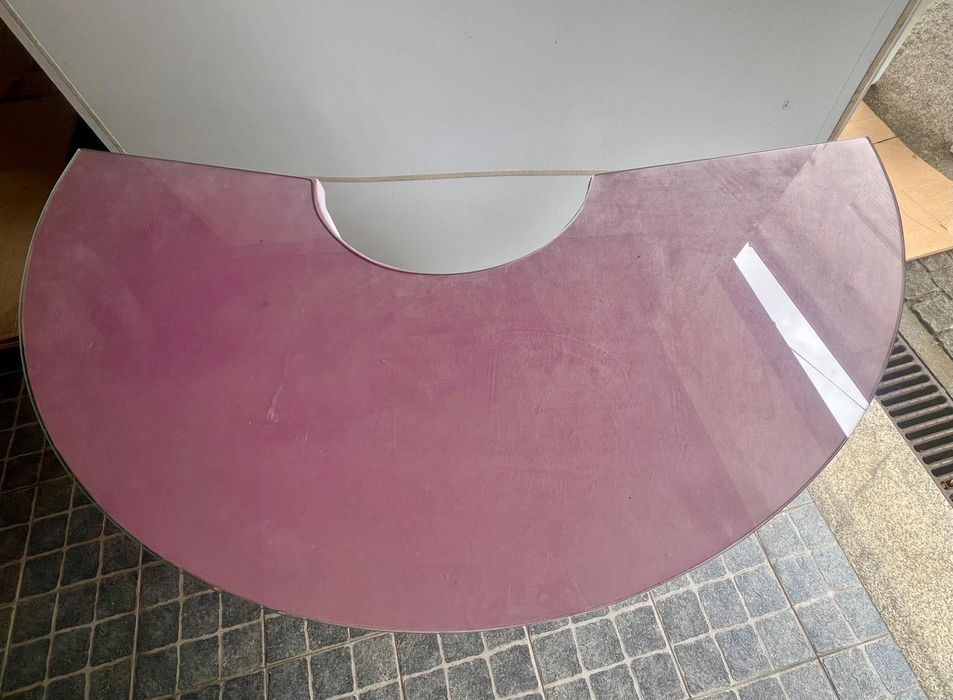 Mesa semicircular cor de rosa com tampo de vidro