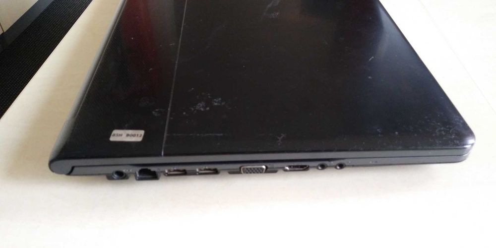 Laptop z zasilaczem