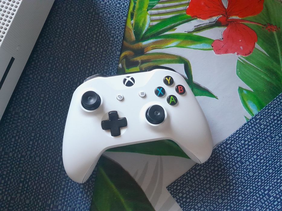 Xbox one s + pad  na sprzedaż
