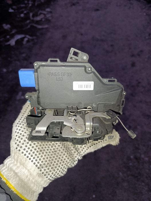 Замок двери задней левой VW Touareg Golf 5-6 Touran Jetta Octavia A5