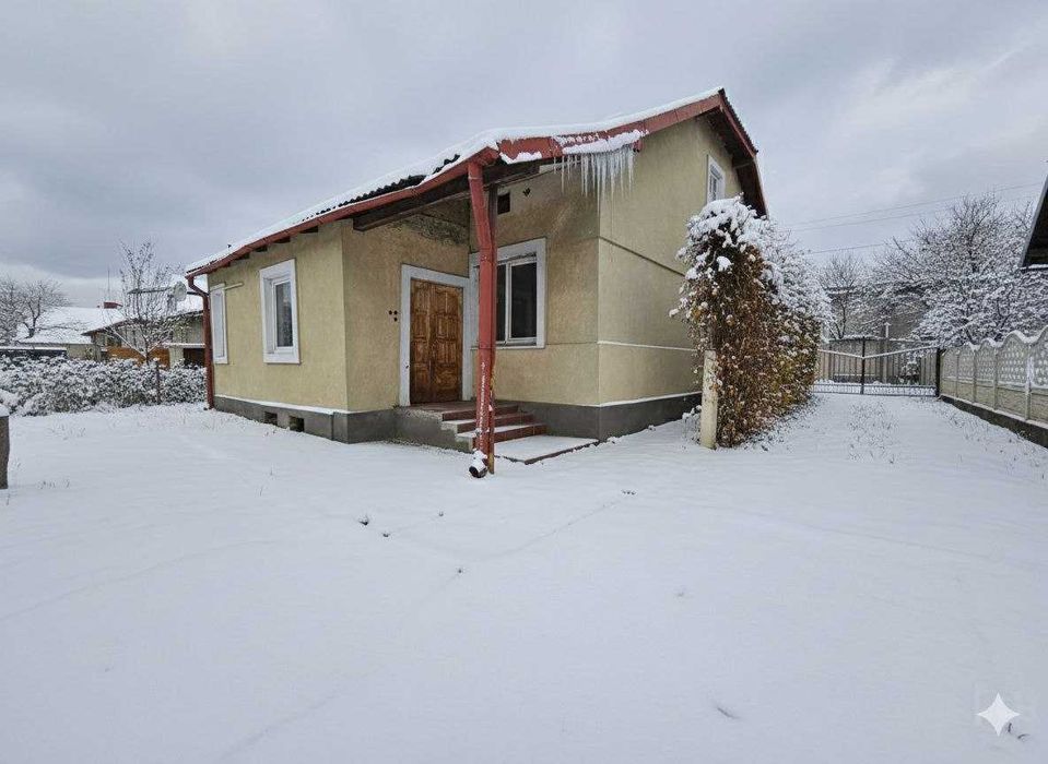 Продається добротний цегляний будинок з гаражем в м.Стрий...