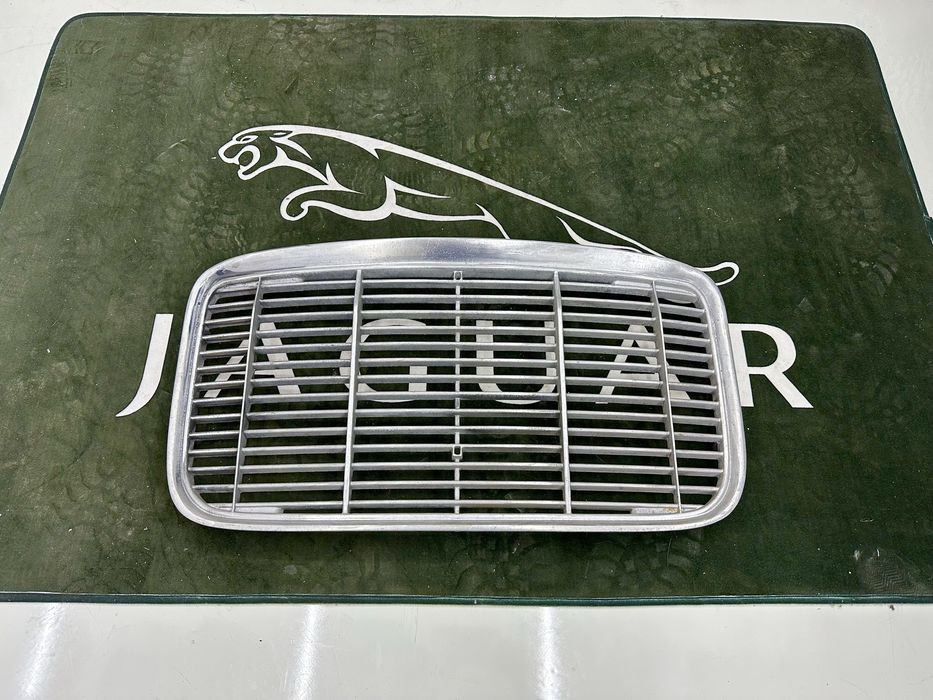 Grelha jaguar XJ6