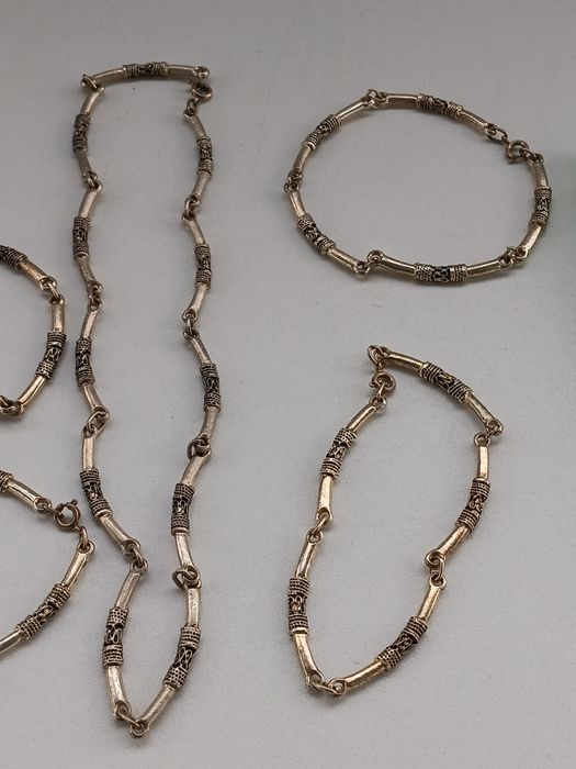 Conjunto Vintage Étnico Anos 70/80 – Colar + 4 Pulseiras Estilo Tribal