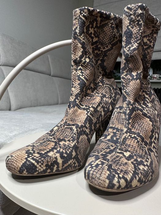Botki na obcasie H&M wężowy wzór 8,5 cm – stan bdb