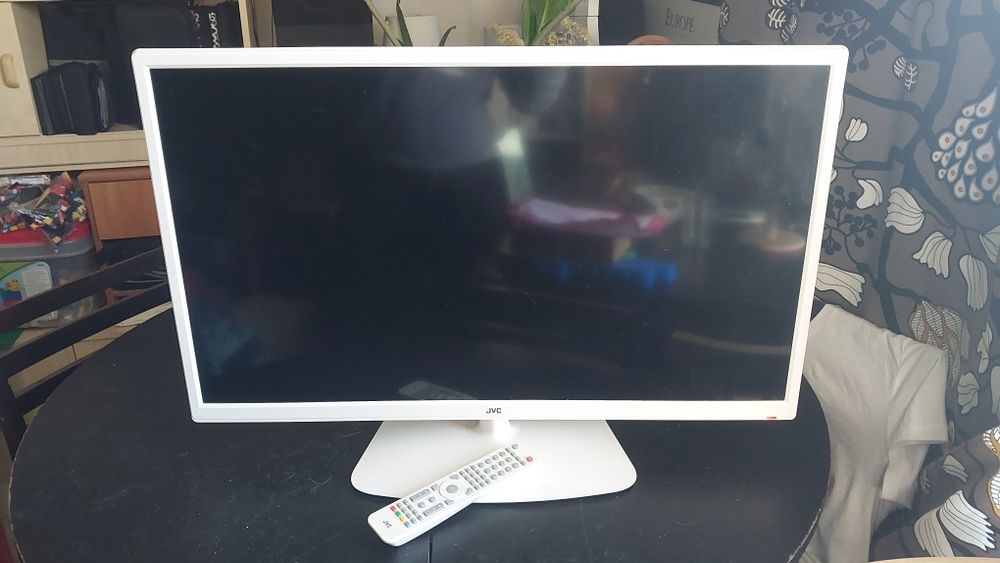 Televisão LCD JVC 32" (LT-32E33W) – HD – Com Comando e Várias Entradas