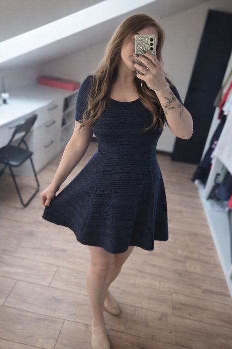 Sukienka granatowa rozkloszowana z wzorem krótki rękaw H&M