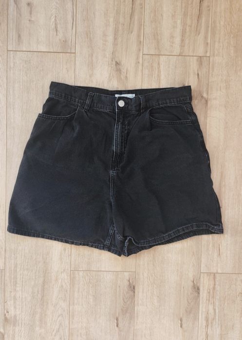 Czarne jeansowe spodenki damskie Mango r.42

XL/

42/14

Bardzo dobry.

Mango