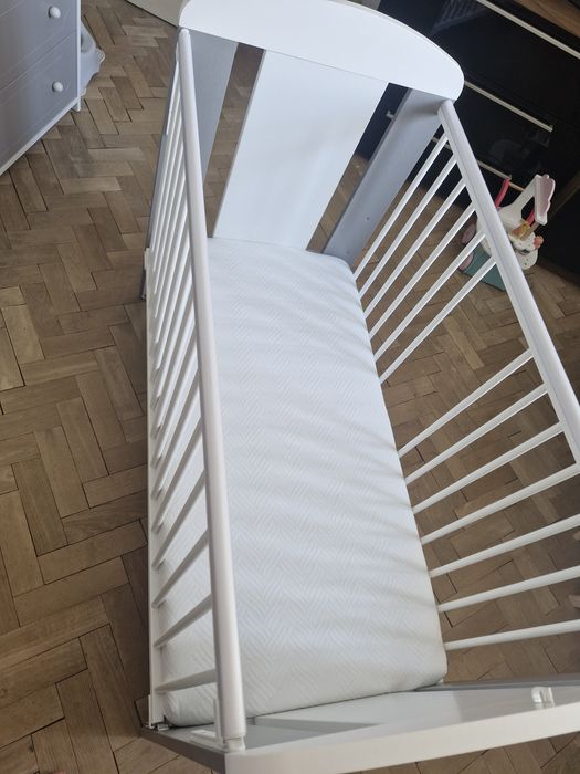 Łóżeczko dla dziecka z nowym materacem +2 wodoodporny  ochraniacze na materac(gratis)