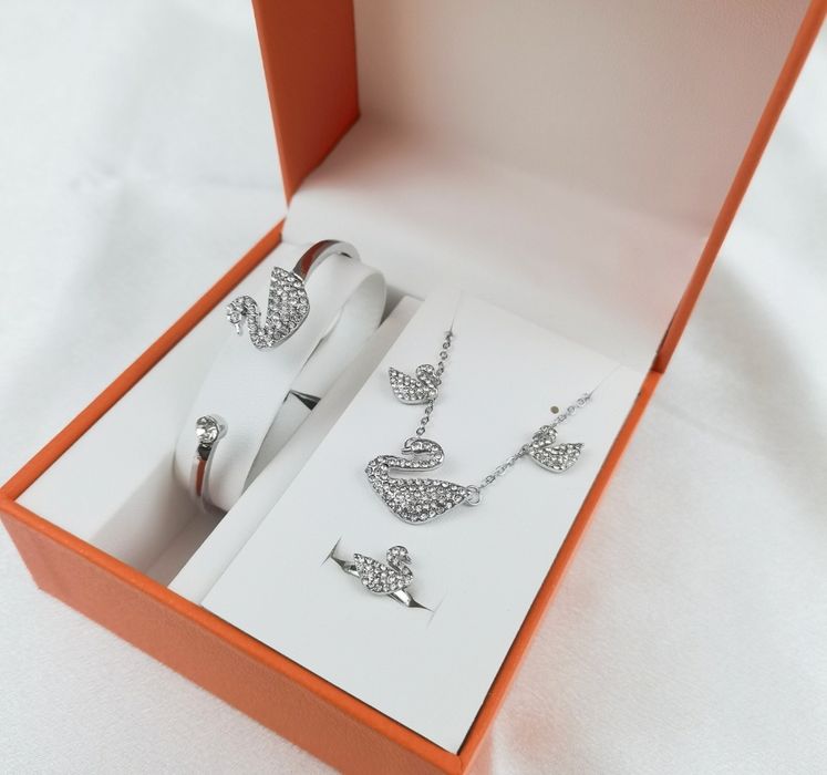 Nowy zestaw biżuterii w pudełku