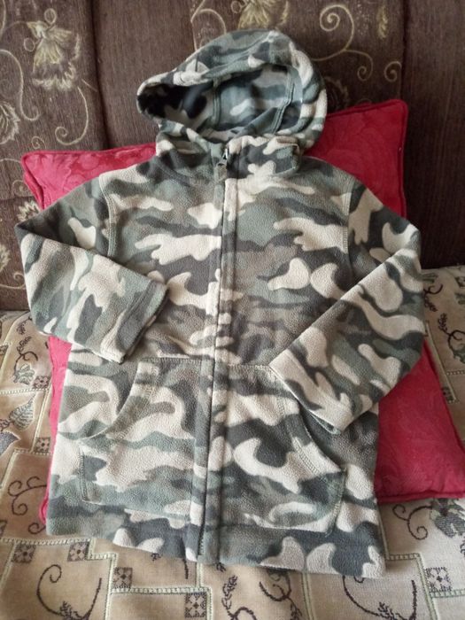 Продам кофточку на 3 годика