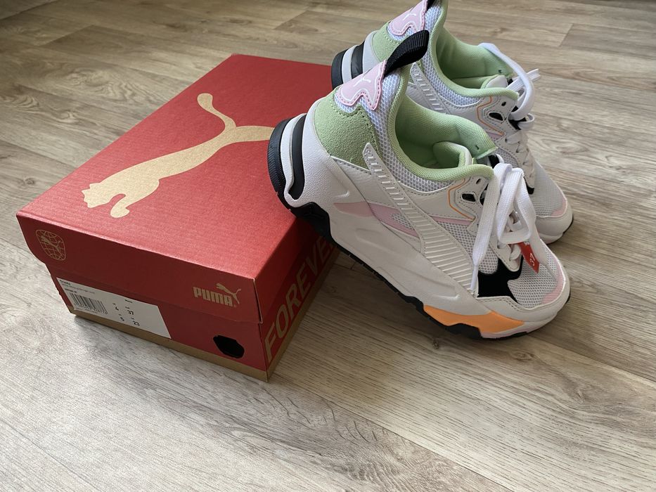 Жіночі кросівки фірми “PUMA”