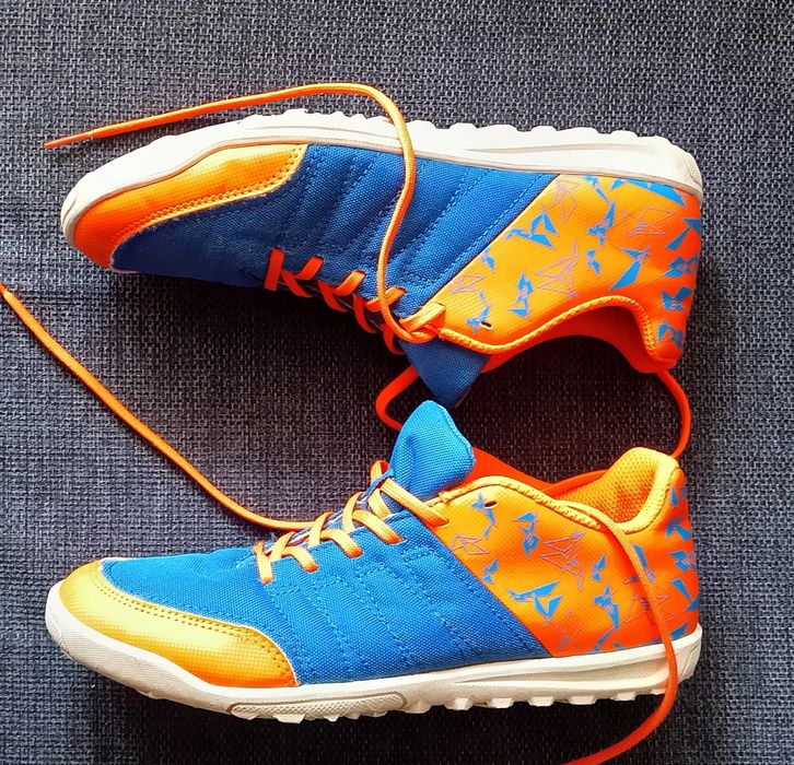 Buty sportowe Kipsta 38 do piłki nożnej halowe, halówki.