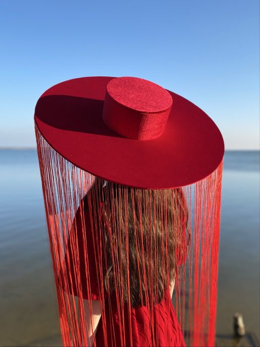 Червоний оксамитовий капелюх з бахромою для фотосесій ручної роботи