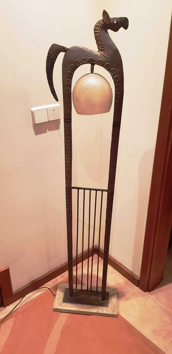 Candeeiro Metálico de Pé - 'Cavalo'