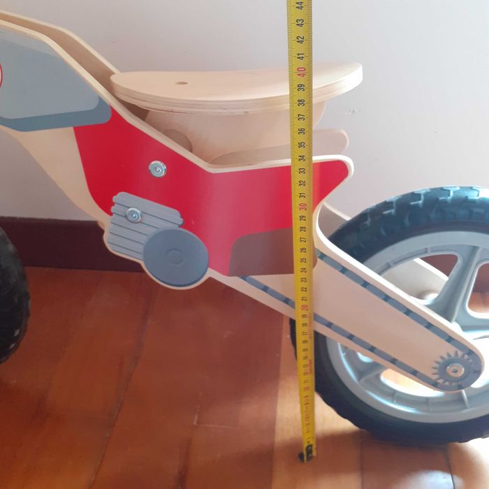 Bicicleta de aprendizagem em madeira para criança