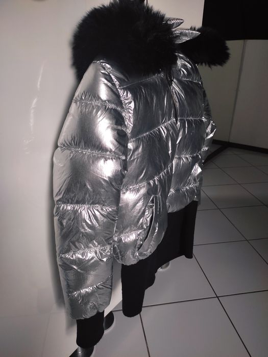 Srebrna metaliczna kurtka z kapturem zakonczony futerkiem zdejmowany