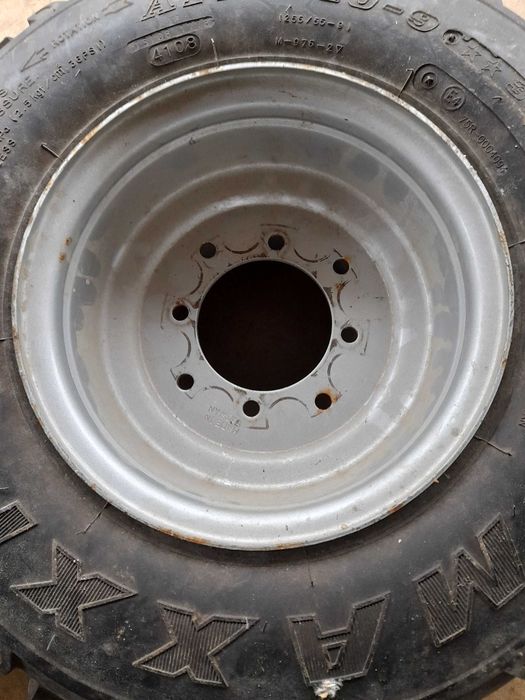 Jantes trás dupla furaçao uma é yamaha com pneus Maxxis