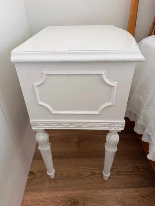 Mesa de cabeceira clássica lacada em branco