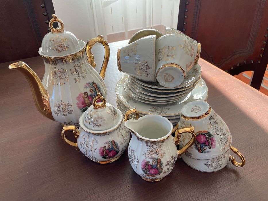 Serviços de chá e café debruados a dourado