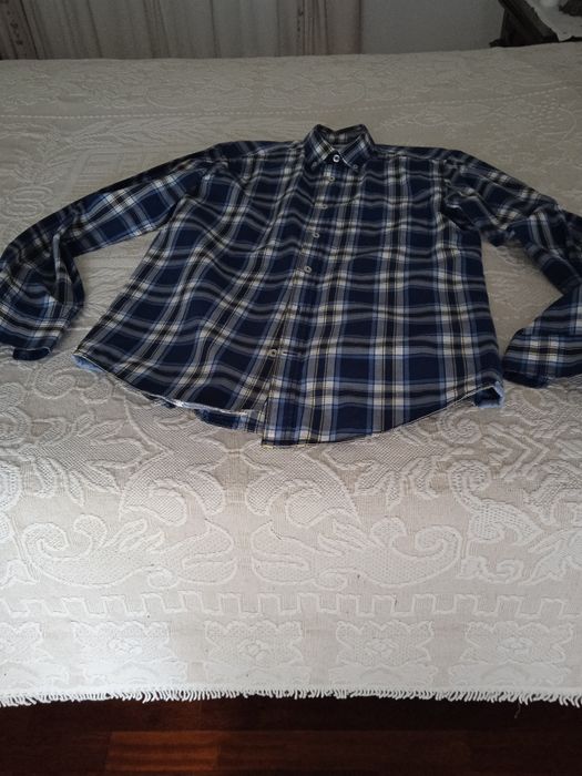 Camisa de homem em tons de azul. Nova