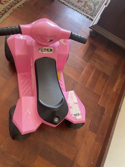 Moto a quatro rodas rosa sem motor