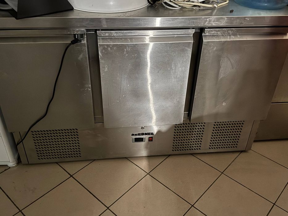 Холодильний стіл( вживаний) в хорошому стані