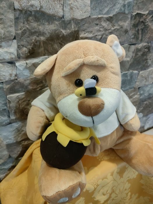 Boneco peluche Urso com pote de mel.