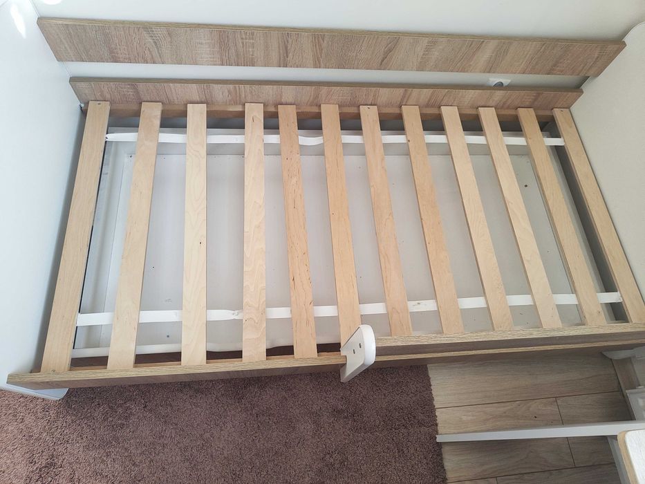Łozko 160x90 ze stelażem, skrzynia, materacem, barierka ochronna