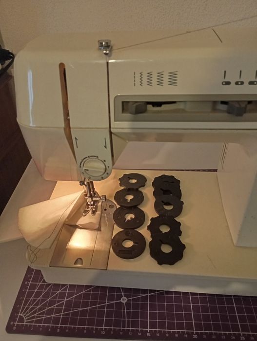 Máquina de costura Singer vendo para desocupar espaço