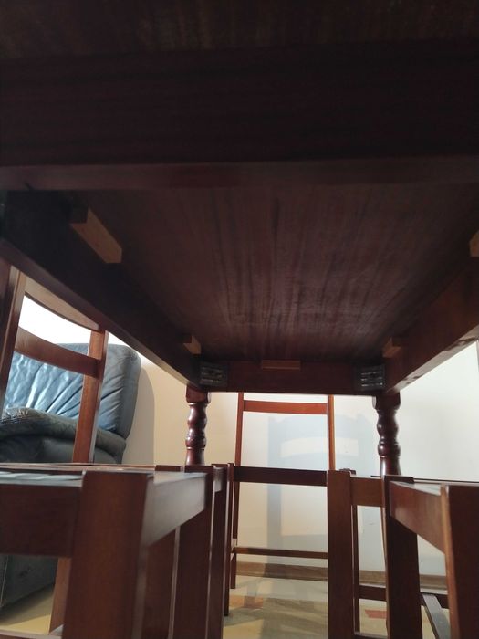 Mesa e cadeiras em mogno