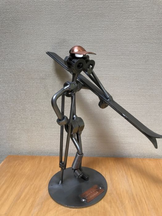 Подарок Железный человечек горнолыжник скульптура Hinz end Kunst