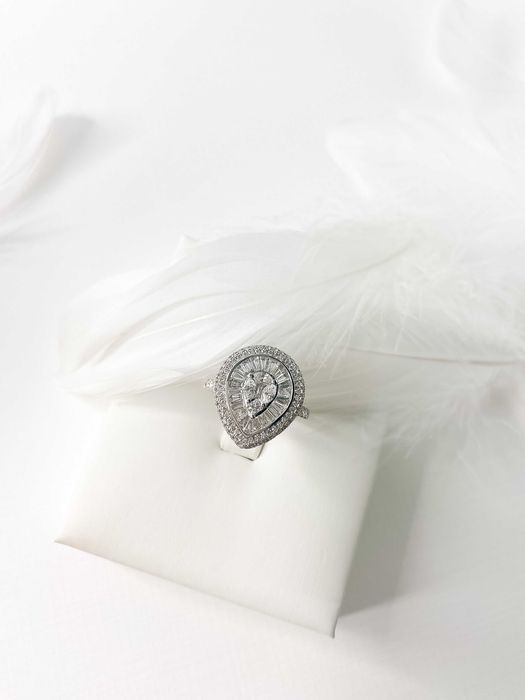 Pierścionek z diamentami Łezka 1.62 CT