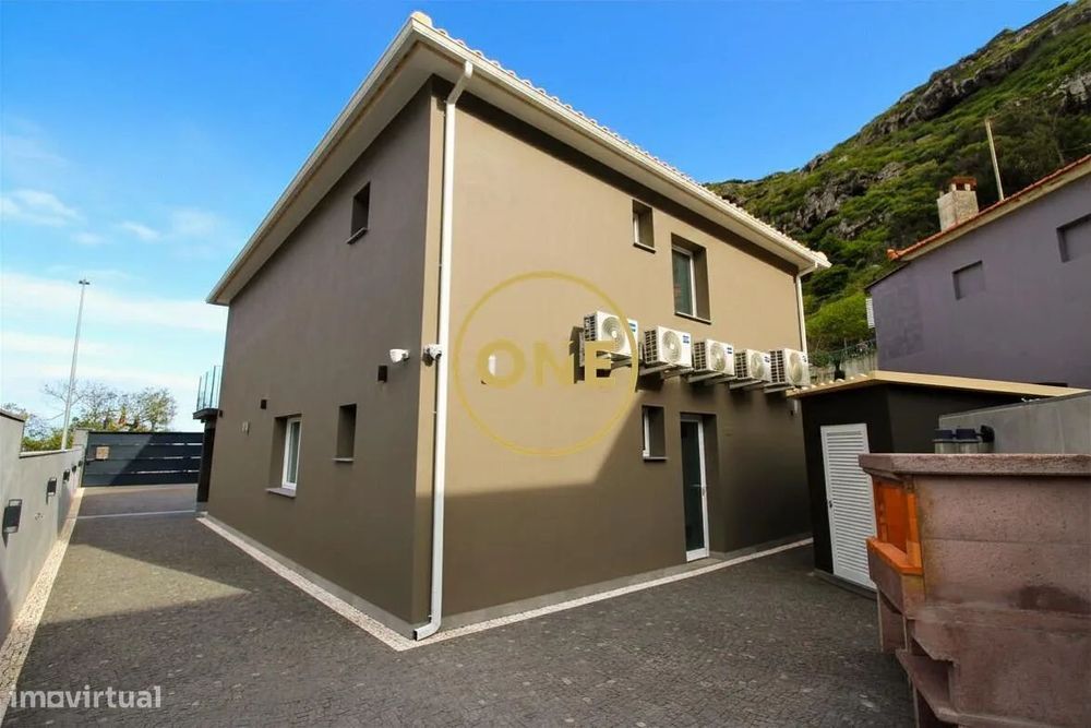 Moradia T4 perto centro de Machico, com piscina e licença AL