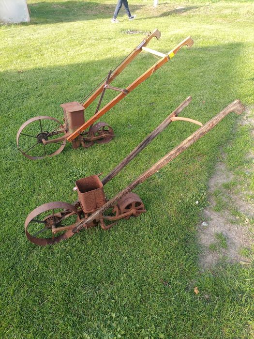 Dwa siewniki ręczne zabytkowe